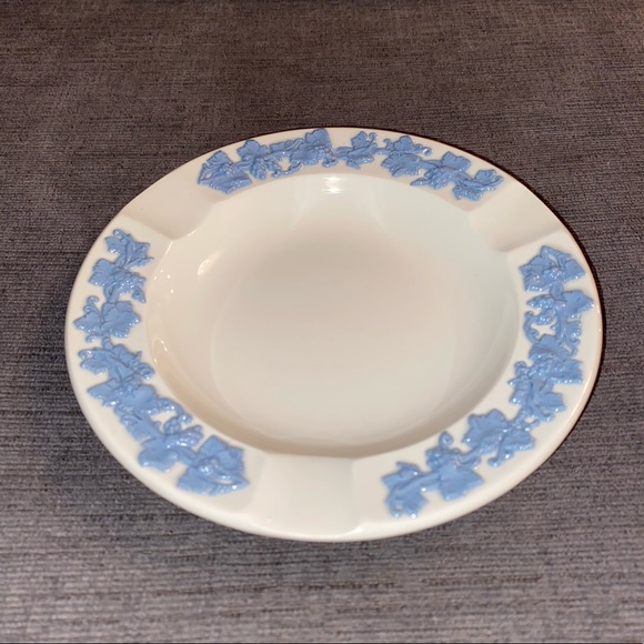 Vintage Wedgwood Queensware Ashtray Trinket Dish White Blue Grape Leaf Design - Picture 2 of 5